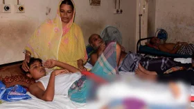 ডান পায়ের হাঁটু ভেদ করে গুলি বেরিয়ে গেছে সুজনের