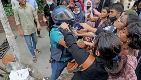 চট্টগ্রামে শিক্ষার্থীদের ছত্রভঙ্গ করল পুলিশ, আটক ১৬