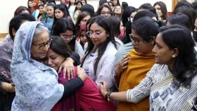 প্রধানমন্ত্রীর সঙ্গে দেখা করে নির্যাতনের বর্ণনা দিলেন ছাত্রলীগ নেত্রীরা