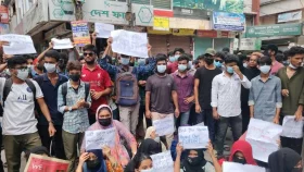 নরসিংদীতে শিক্ষার্থীদের বিক্ষোভে পুলিশের বাধা