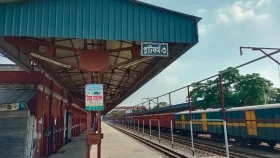 যাত্রীশূন্য স্টেশনে কাকে বাতাস দিচ্ছে ফ্যান?
