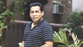 পথে নামলেন মোশাররফ করিম, বললেন &lsquo;রক্তপাত চাই না&rsquo;
