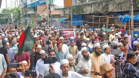 পুলিশের ব্যারিকেড ভেঙে বায়তুল মোকাররম থেকে গণমিছিল