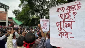 প্রেসক্লাবে আন্দোলনকারীদের অবস্থান, সড়ক অবরোধ
