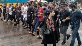 বৃষ্টির মধ্যেই শিক্ষার্থীদের গণমিছিল