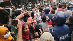 আন্দোলনকারীদের সাথে আওয়ামী লীগ ও ছাত্রলীগের সংঘর্ষ