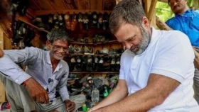 রাহুল গান্ধীর সেলাই করা জুতার দাম উঠল ১০ লাখ