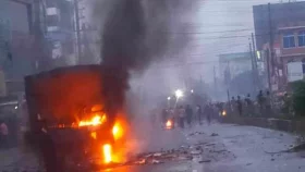 খুলনায় সংঘর্ষে পুলিশ সদস্য নিহত, গাড়িতে আগুন