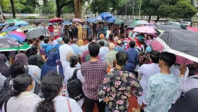 শিক্ষার্থীদের পক্ষে এবার মাঠে নামলেন চিকিৎসকরা