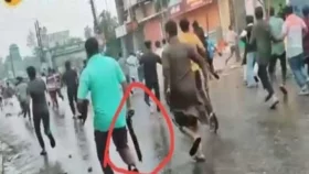 লক্ষ্মীপুরে বিক্ষোভকারীদের সঙ্গে সংঘর্ষ, অস্ত্র হাতে যুবলীগ কর্মী