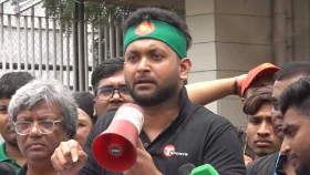 &lsquo;মেয়েকে নিয়ে ছাদে উঠতে পারি না, এরই নাম কি বাংলাদেশ?&rsquo;
