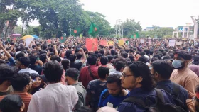 স্লোগানে স্লোগানে উত্তাল কেন্দ্রীয় শহীদ মিনার