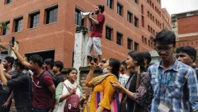 ইস্ট ওয়েস্ট ইউনিভার্সিটির সামনে শিক্ষার্থীদের বিক্ষোভ