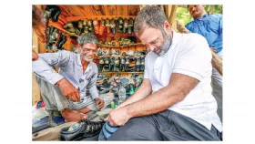রাহুল গান্ধীর সেলাই করা জুতার দাম উঠল ১০ লাখ