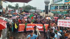 বগুড়ায় পুলিশ-শিক্ষার্থী ধাওয়া-পাল্টা ধাওয়া, পুলিশ বক্সে আগুন