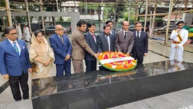 বঙ্গবন্ধুর প্রতিকৃতিতে হাইকোর্টের ৯ বিচারপতির শ্রদ্ধা&nbsp;