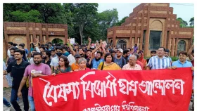 ঢাকা-আরিচা মহাসড়ক অবরোধ জাবি শিক্ষার্থীদের