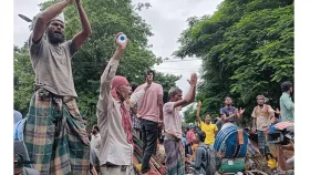 আন্দোলনকারীদের সঙ্গে রিকশাচালকরাও স্লোগান দিচ্ছেন