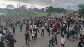 ঢাকা-টাঙ্গাইল মহাসড়ক অবরোধ&nbsp;শিক্ষার্থীদের