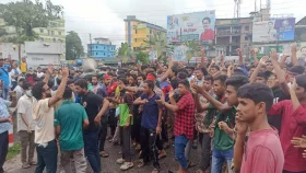 পঞ্চগড়ে সড়ক অবরোধ করে শিক্ষার্থীদের বিক্ষোভ
