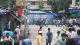 চট্টগ্রামে শিক্ষার্থীদের সঙ্গে পুলিশ-ছাত্রলীগের সংঘর্ষ, গুলিবিদ্ধ ২৪