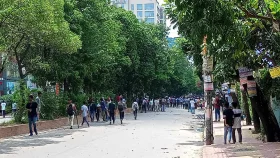 রাজধানীর ধানমণ্ডিতে আন্দোলকারী,পুলিশ-আওয়ামী লীগ মুখোমুখি