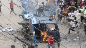 ঢাকার সিএমএম আদালতের সামনে পুলিশের গাড়িতে আগুন