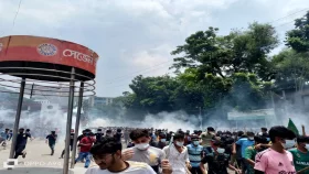বগুড়ায় ধাওয়া পাল্টা ধাওয়া নিয়ন্ত্রণে পুলিশের টিয়ারশেল নিক্ষেপ