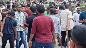 পথচারীদের মোবাইল তল্লাশি করছে আ. লীগ নেতাকর্মীরা
