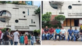কর্মসূচি সফল করতে আ.লীগ অফিসে নেতাকর্মীদের ভিড়