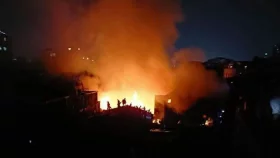 আশুলিয়ায় ৫ পোশাক কারখানায় আগুন, ফায়ার সার্ভিসকে বাধা