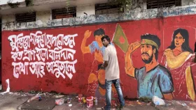 দেয়ালে দেয়ালে আন্দোলনে শহীদদের ফুটিয়ে তুলছে ওরা