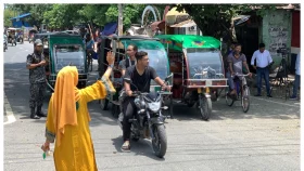 সড়কের শৃঙ্খলা আনতে মাঠে নেমেছে শিক্ষার্থীরা