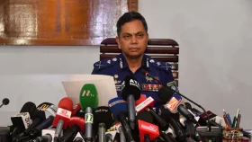 আহত পুলিশ সদস্যদের দেখতে হাসপাতালে আইজিপি&nbsp;