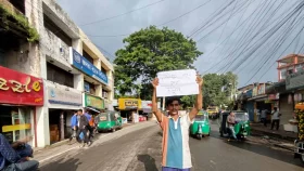 পটিয়ায় সড়কের দায়িত্বে সাধারণ শিক্ষার্থীরা