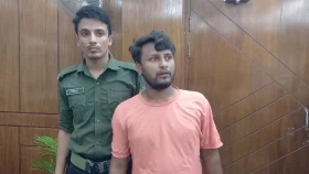 পাসপোর্ট অফিসে চাঁদাবাজি করতে গিয়ে যুবক আটক