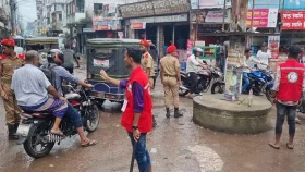 বাগেরহাটে ট্রাফিকের দায়িত্ব পালন করছে বিএনসিসি