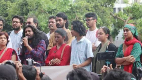 বৈষম্যহীন সমাজ গঠনের আহ্বান জানিয়ে শহীদ মিনারে শিল্পীরা