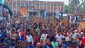 শেখ হাসিনাকে দেশে ফেরাতে মাথায় কাফনের কাপড় বেঁধে শপথ