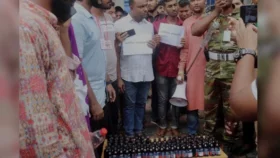 ৮০০ বোতল ফেনসিডিলসহ দু&rsquo;জনকে আটক করলেন শিক্ষার্থীরা