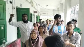 প্রধান শিক্ষকের পদত্যাগের দাবিতে বিক্ষোভ, শিক্ষক অবরুদ্ধ