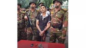 পিস্তল ও গাঁজা নিয়ে শিক্ষার্থী আটক