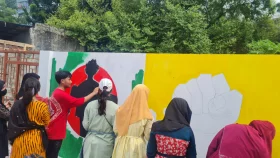 শিক্ষার্থীদের রংতুলিতে সেজেছে দাউদকান্দি
