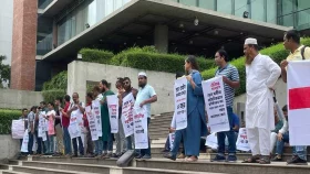 গ্রামীণফোনের চাকরিচ্যুত ২০২ কর্মীর বিক্ষোভ