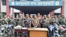 জয়পুরহাটে লুটের মাল থানায় ফেরত দিল আনসার
