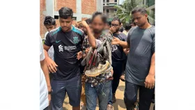 ছাত্রলীগ নেতাকে মাথা ন্যাড়া ও জুতার মালা পরিয়ে ক্যাম্পাস প্রদক্ষিণ
