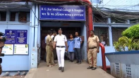 ভয়ে 'রোগীর কম্বলে ঢুকে পড়েন পুলিশ কর্মকর্তারা'