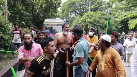 ধানমন্ডি ৩২ নম্বরে যেতে বাধা-মারধর, মোবাইল তল্লাশি