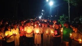 কলকাতায় মৌমিতা ধর্ষণের প্রতিবাদে রাবিতে মোমবাতি প্রজ্বলন