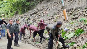 খাগড়াছড়ি-আলুটিলা সড়কে পাহাড় ধস, যান চলাচল বন্ধ